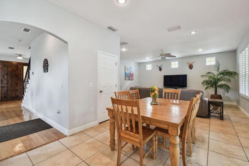 Game Room House Sleeps 12 Near Everything Tampa - image 2