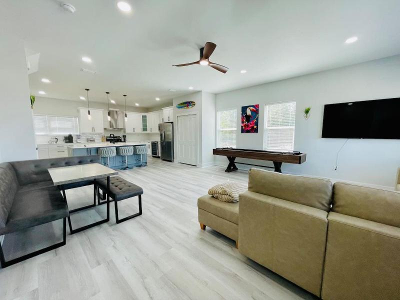 Modern Downtown Townhouse Sleep 8 Games Garage - image 23