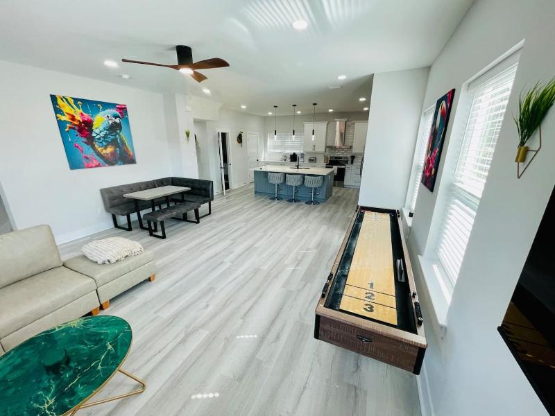 Modern Downtown Townhouse Sleep 8 Games Garage - image 40