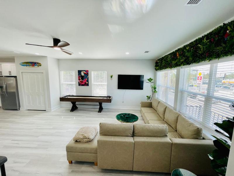 Modern Downtown Townhouse Sleep 8 Games Garage - image 2