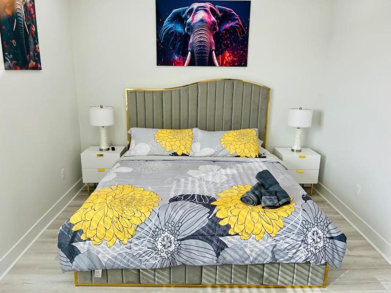 Modern Downtown Townhouse Sleep 8 Games Garage - image 20