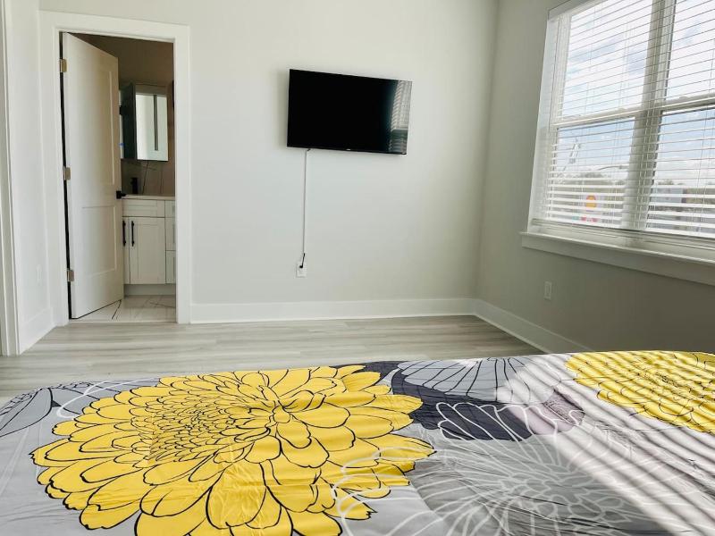 Modern Downtown Townhouse Sleep 8 Games Garage - image 15