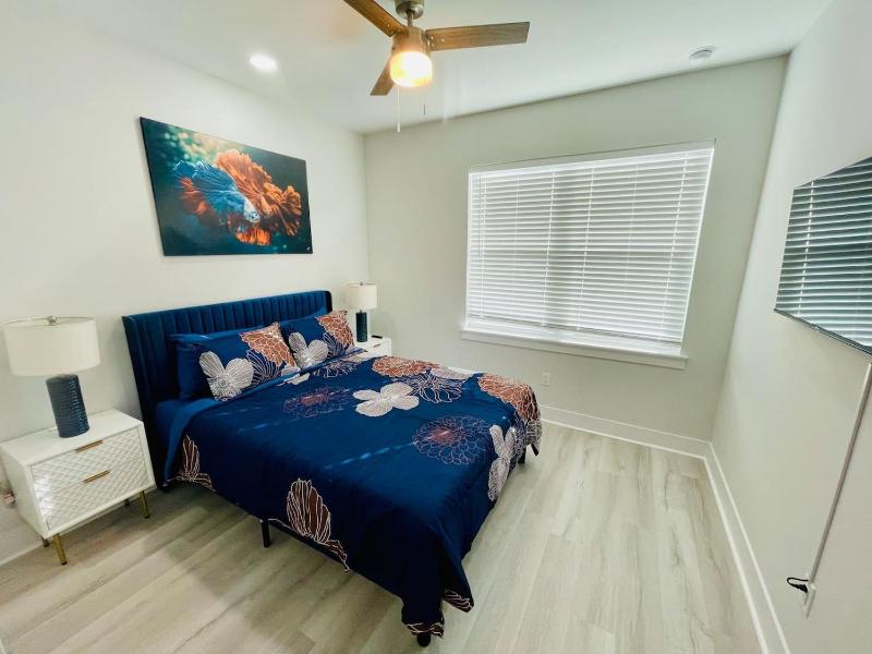 Modern Downtown Townhouse Sleep 8 Games Garage - image 14