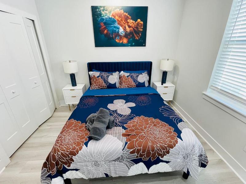 Modern Downtown Townhouse Sleep 8 Games Garage - image 9