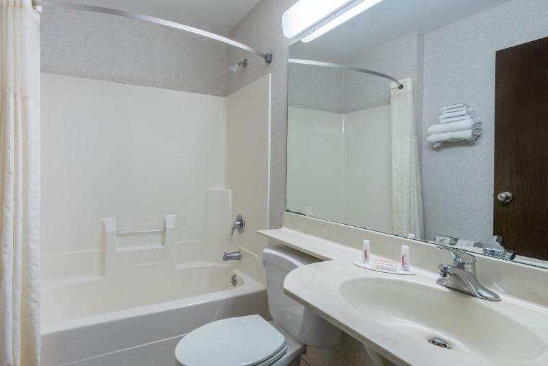 Queen Room with Two Queen Beds - Non-Smoking image 3