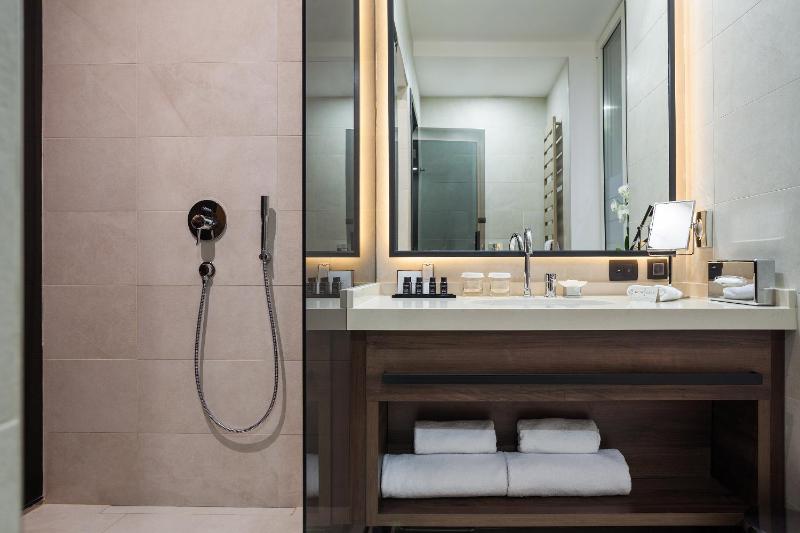 Junior Suite with Balcony image 4