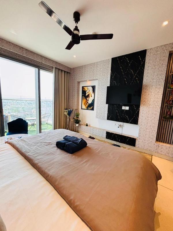 Couple Friendly High Rise With Rooftop Pool - image 32