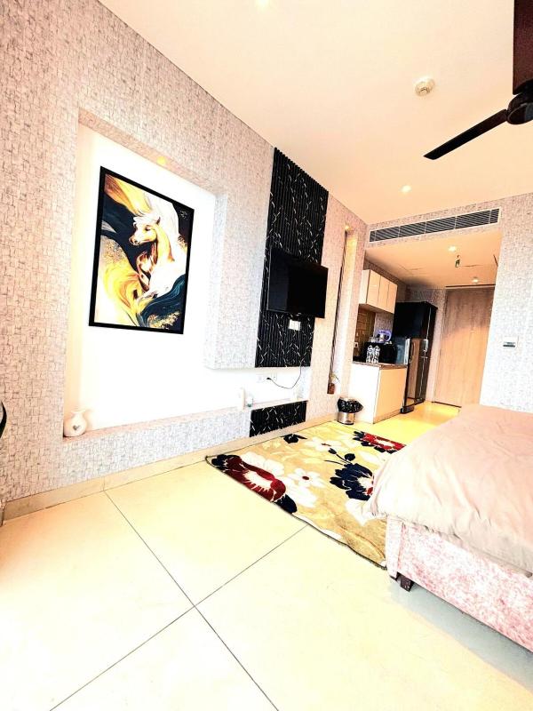 Couple Friendly High Rise With Rooftop Pool - image 18