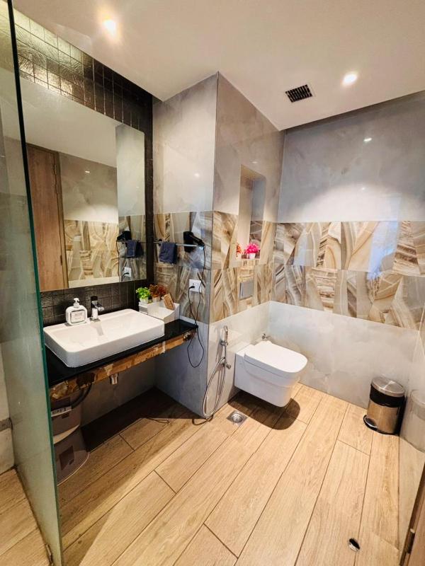 Couple Friendly High Rise With Rooftop Pool - image 7