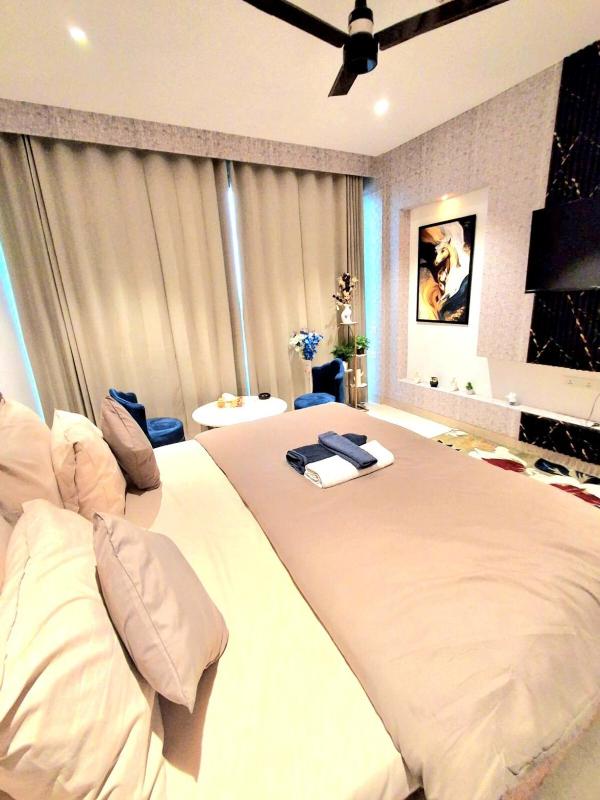 Couple Friendly High Rise With Rooftop Pool - image 21