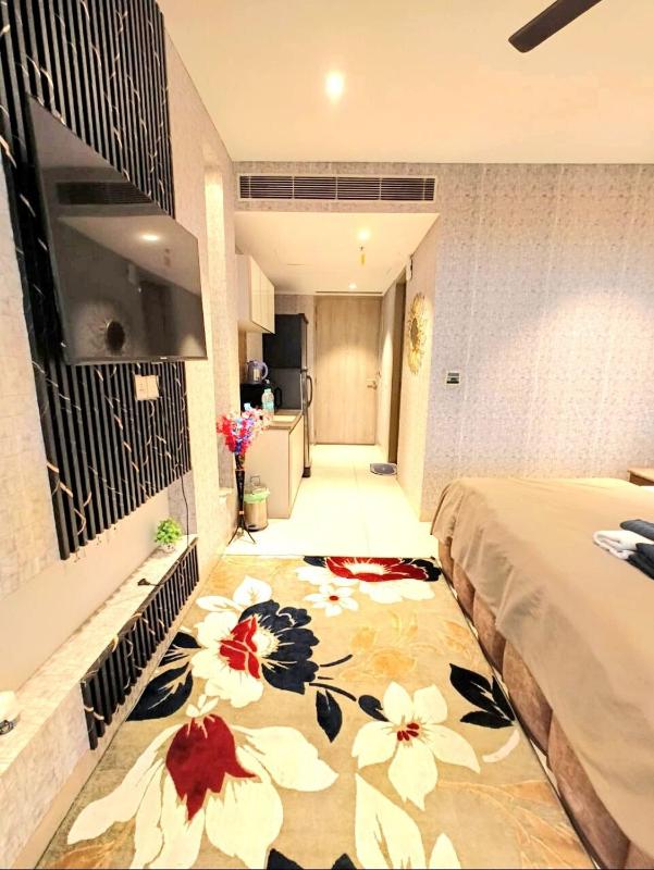 Couple Friendly High Rise With Rooftop Pool - image 5