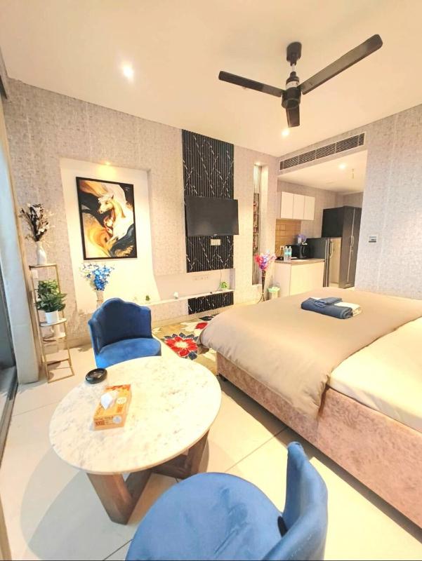 Couple Friendly High Rise With Rooftop Pool - image 31