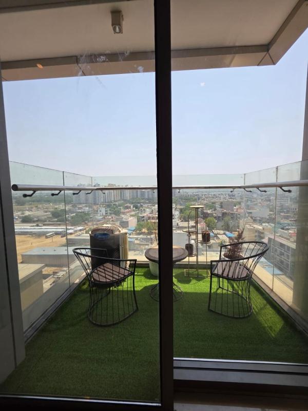 Couple Friendly High Rise With Rooftop Pool - image 38