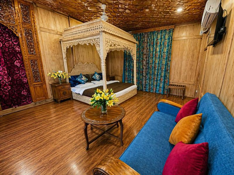 The Heritage Group of Houseboats - image 12