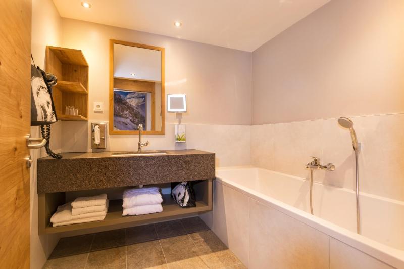 Deluxe Double Room with Extra Bed image 3