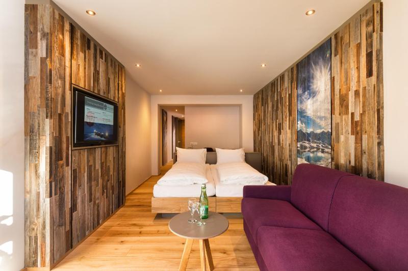 Deluxe Double Room with Extra Bed image 1