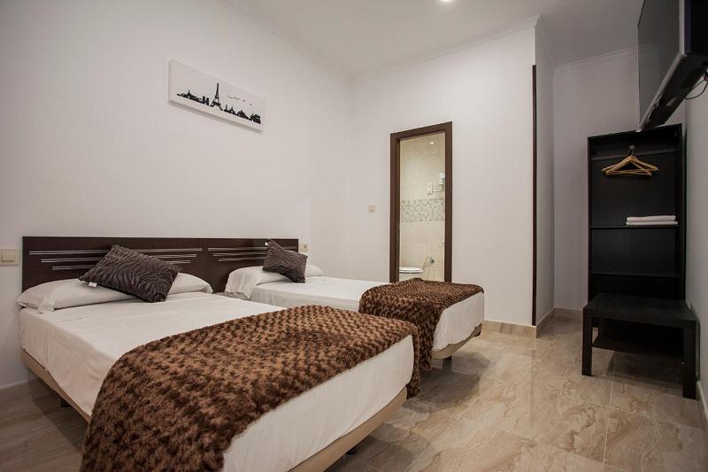 Interior Double Room - 2 beds image 3