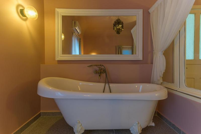 SÀWĀ Joury 1BR Rosy Apt with Bathtub in Mar Mikhael - image 4