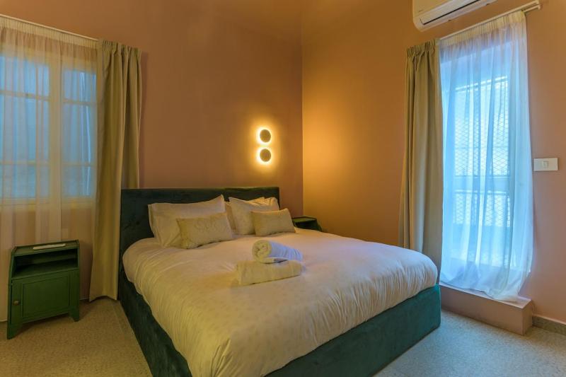 SÀWĀ Joury 1BR Rosy Apt with Bathtub in Mar Mikhael - image 2