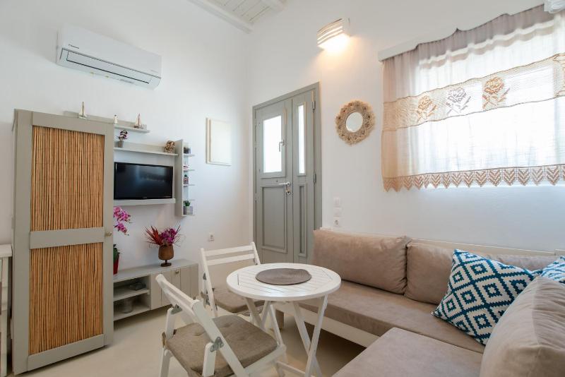 Anna's Apartment Marmara Paros - image 1