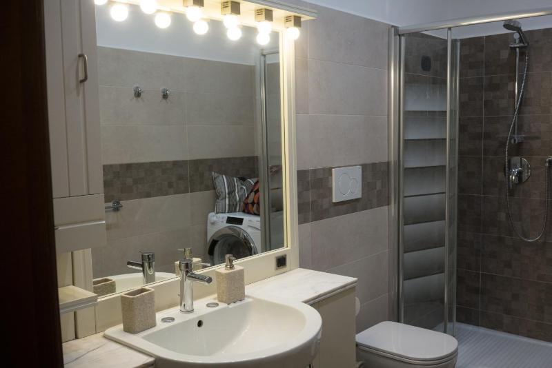 Three-Bedroom Apartment - Separate Building image 4