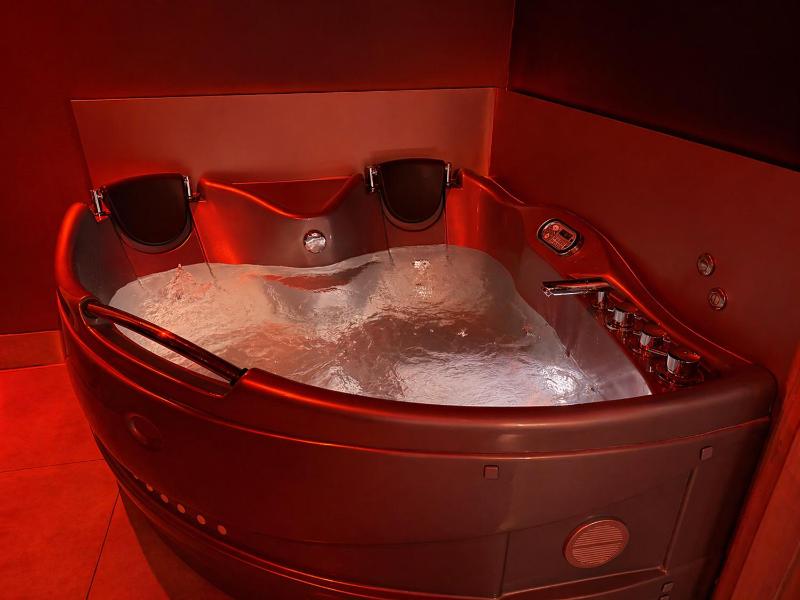 Jacuzzi Loft in the Center of Riga - image 6