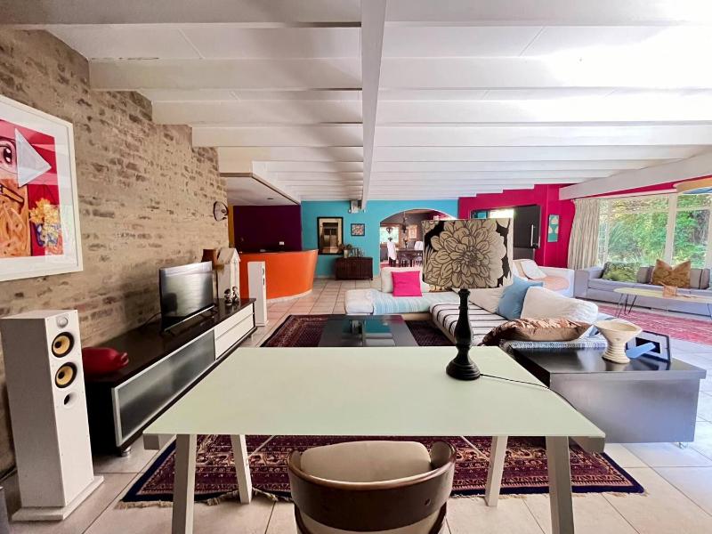 Boho Bliss 3 Bedroom Home with Exceptional Garden - image 1