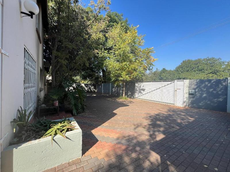 Boho Bliss 3 Bedroom Home with Exceptional Garden - image 7