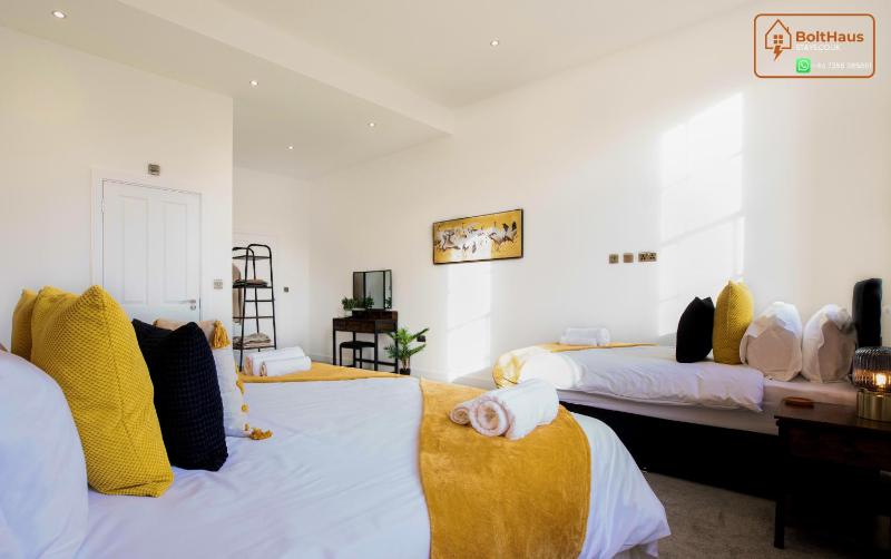 Equinox House - Modern 2 Bedroom 6 Guest Townhouse - Jewellery Quarter Birmingham City Centre - image 11