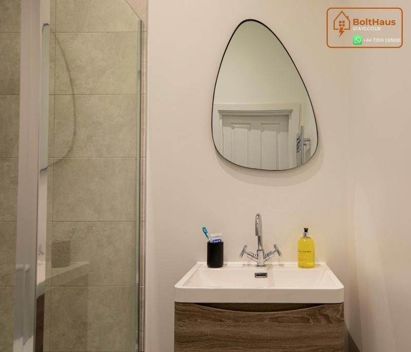 Equinox House - Modern 2 Bedroom 6 Guest Townhouse - Jewellery Quarter Birmingham City Centre - image 12