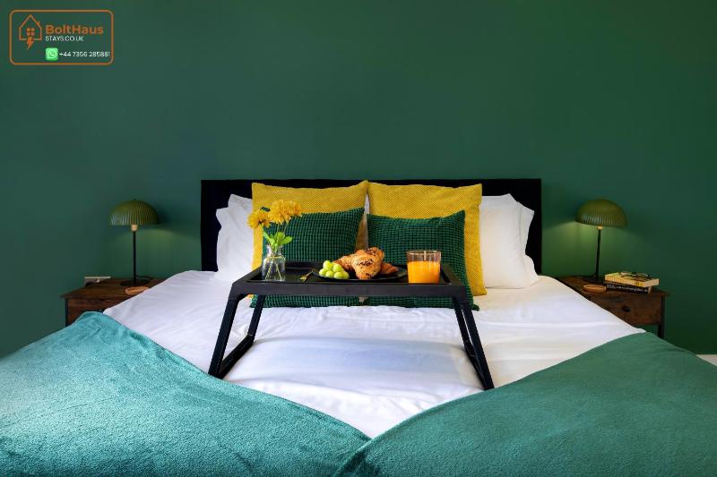 Equinox House - Modern 2 Bedroom 6 Guest Townhouse - Jewellery Quarter Birmingham City Centre - image 4