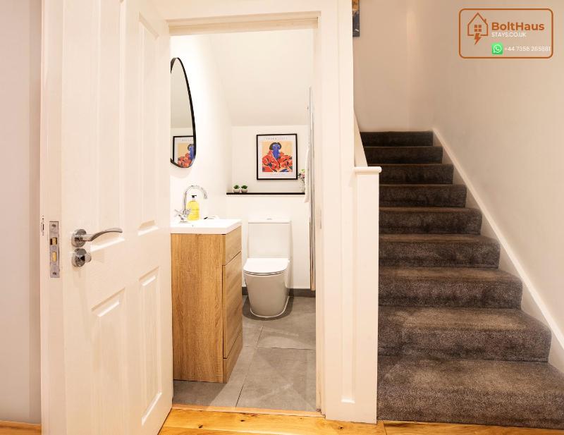 Equinox House - Modern 2 Bedroom 6 Guest Townhouse - Jewellery Quarter Birmingham City Centre - image 9
