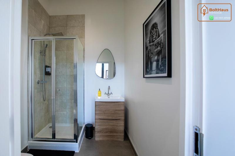 Equinox House - Modern 2 Bedroom 6 Guest Townhouse - Jewellery Quarter Birmingham City Centre - image 13