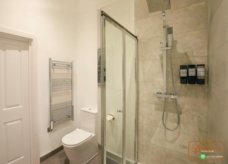 Equinox House - Modern 2 Bedroom 6 Guest Townhouse - Jewellery Quarter Birmingham City Centre - image 2