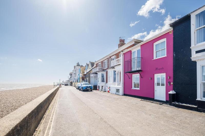 Magenta - A stunning Seafront house with lovely and uninterrupted Beach Views - Aldeburgh Coastal Cottages - image 13