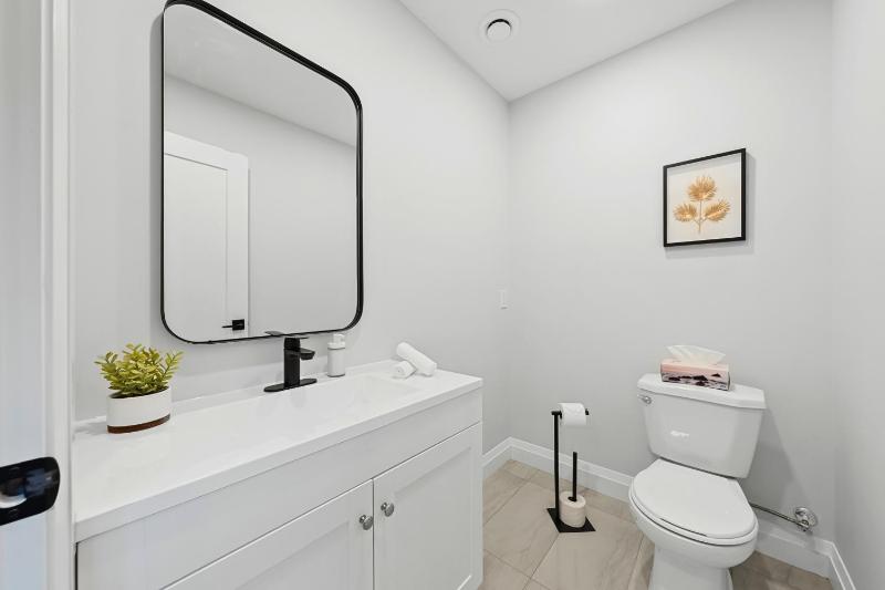 Casa Hotels College Basement Suite Transit Access to CN Tower - image 16
