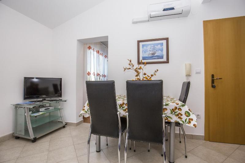 Superior One-Bedroom Apartment image 2