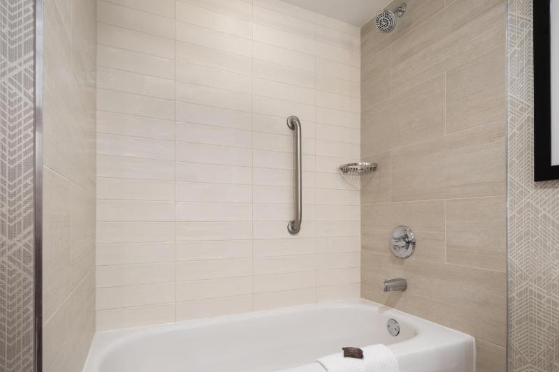 Embassy Suites by Hilton Portland Airport - image 32