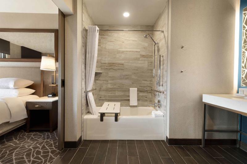 Embassy Suites By Hilton Minneapolis Downtown Hotel - image 4