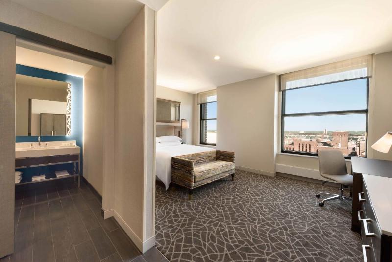 Embassy Suites By Hilton Minneapolis Downtown Hotel - image 8