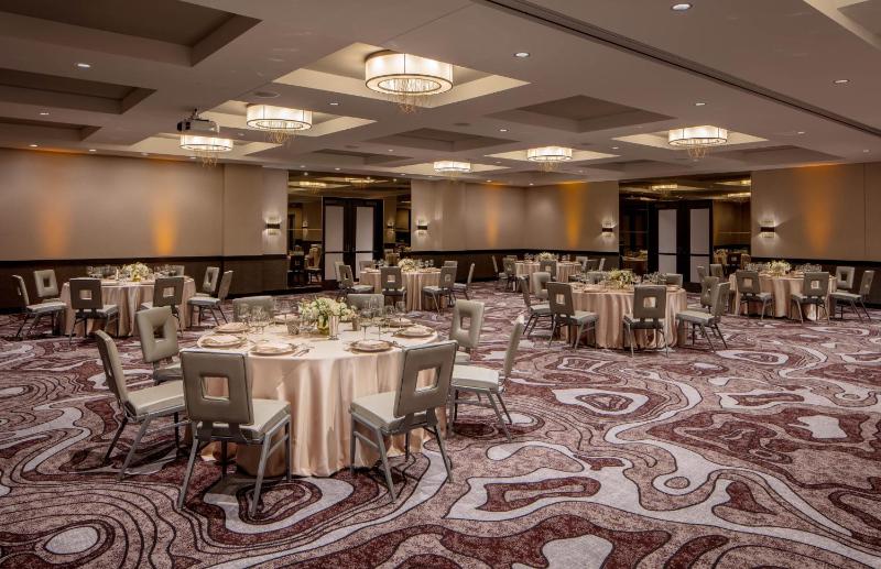 Embassy Suites By Hilton Minneapolis Downtown Hotel - image 11
