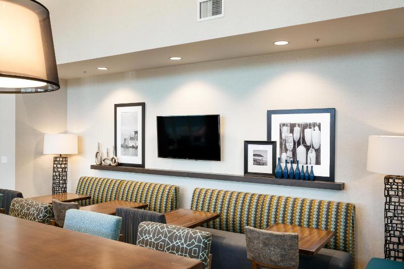 Hampton Inn & Suites Seattle/Northgate - image 7