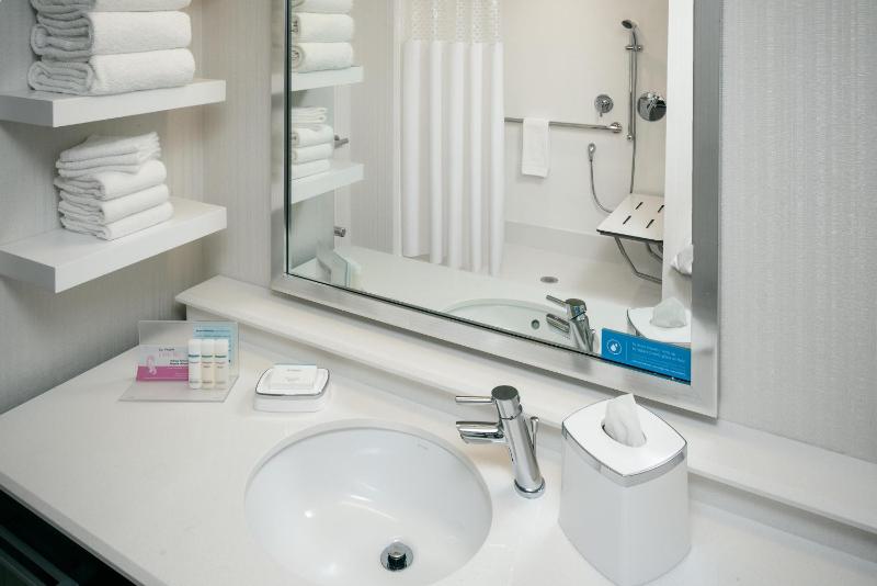 Hampton Inn & Suites Seattle/Northgate - image 9