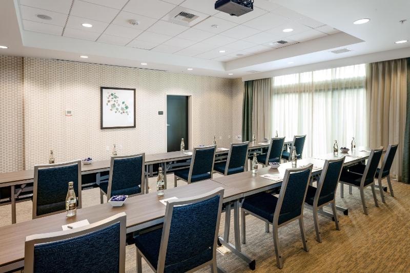 Hampton Inn & Suites Seattle/Northgate - image 12