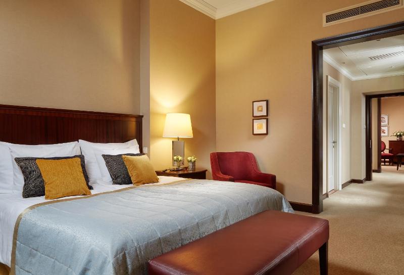 Deluxe Suite with Royal Spa and Executive Club Access image 4