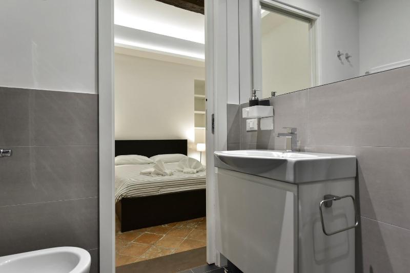 Campo de' Fiori Brand New Apartment - image 7