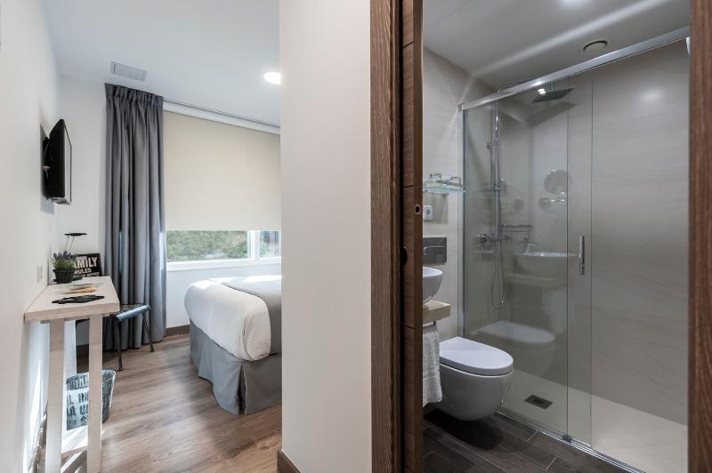 Standard Queen Room image 2
