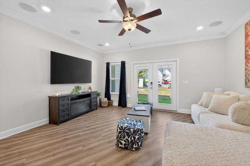 Bay Beach & Pool Access – Stylish Navarre Home - image 49