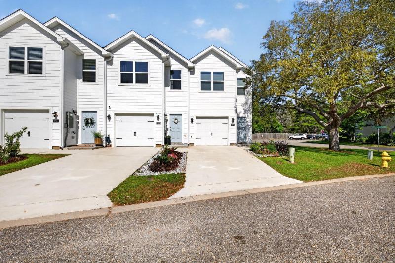 Bay Beach & Pool Access – Stylish Navarre Home - image 25