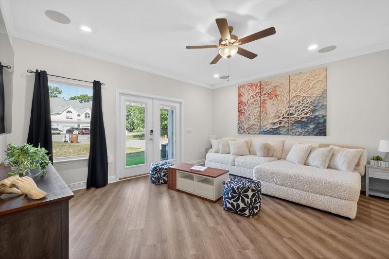 Bay Beach & Pool Access – Stylish Navarre Home - image 1